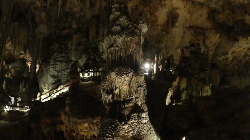 Zoek deze zomer verkoeling in Cueva de Nerja