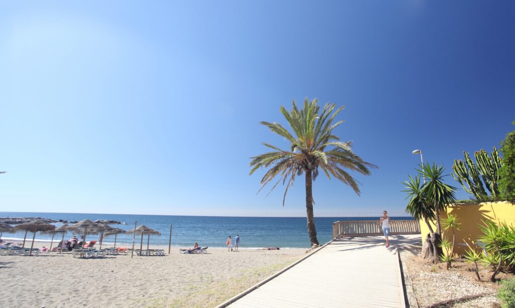 Nieuwe zeepromenade in volle gang in Marbella's Las Chapas regio
